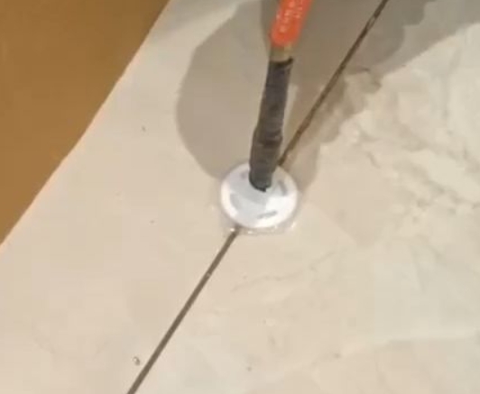 安徽瓷砖空鼓维修公司专业解答瓷砖在铺贴过程中，如果没有涂抹均匀到位的粘结材料（如水泥砂浆或瓷砖胶），可能会导致以下问题